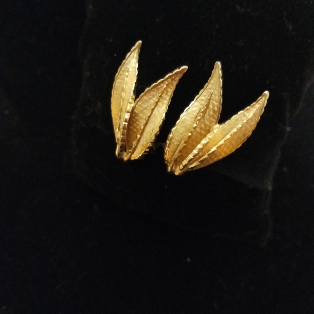 VTG Signed Monet Clip Earrings